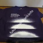 紫色に白いプリント入ったTシャツ