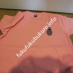 ピング色に刺繍が入ったTシャツ