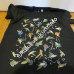 黒色で鳥のプリントTシャツ