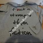 灰色の長袖Tシャツ